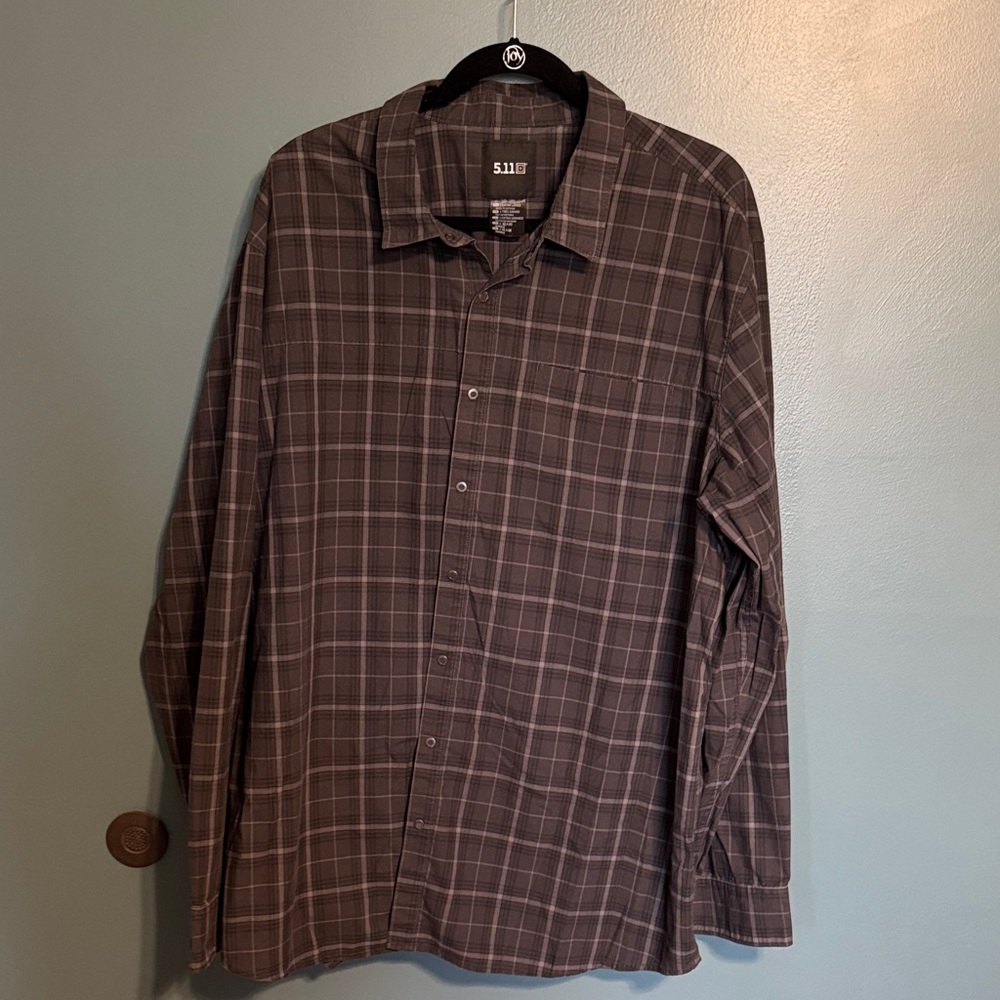 Men's Black and Gray Plaid Long-Sleeve Button-Up Shirt